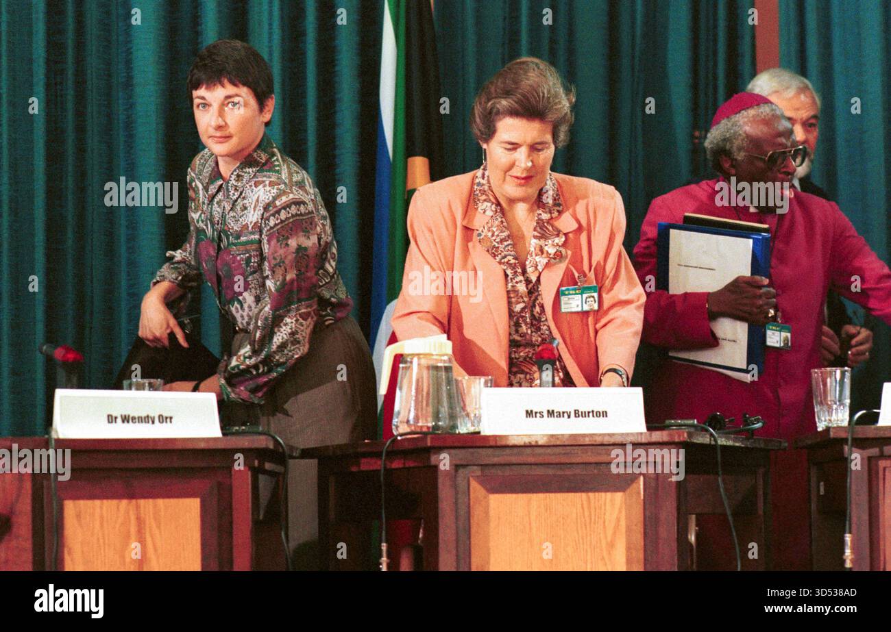 I commissari del TRC (L) Wendy Orr, Mary Burton, e l'arcivescovo Desmond Tutu, presidente del TRC, durante le prime audizioni a città del Capo. 04/96 Foto Stock