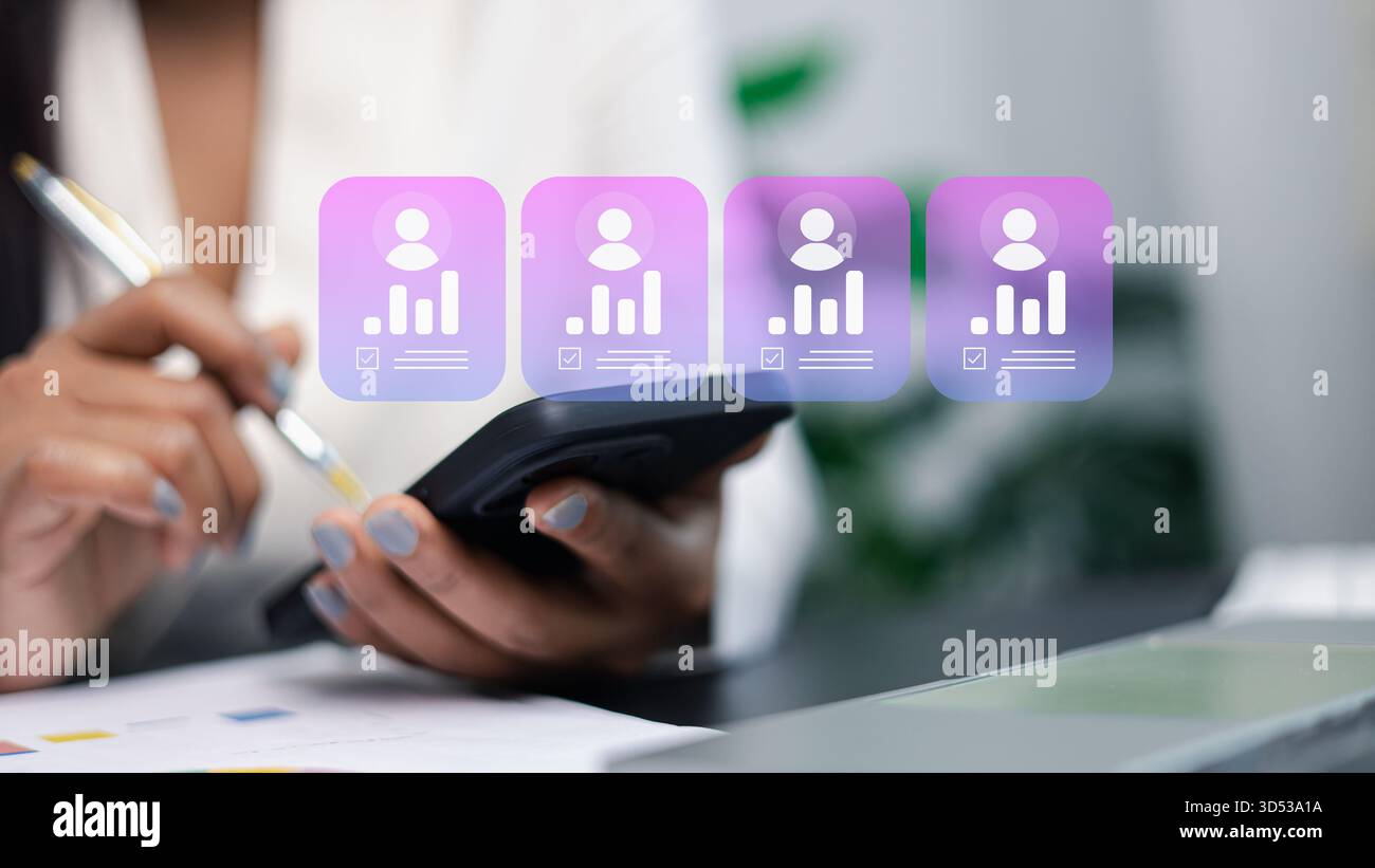 Primo piano delle mani utilizzando lo smartphone con icone di analisi dei profili utente fluttuanti, che rappresentano la gestione dei dati, il dashboard digitale, gli strumenti di produttività, ecc. Foto Stock