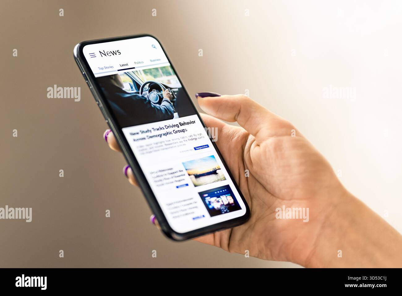 Notizie al telefono. Titoli di articoli online. Comunicato stampa del giornale. Lettura di report digitali sui media. Sito Web mobile digital Publication mockup. Foto Stock