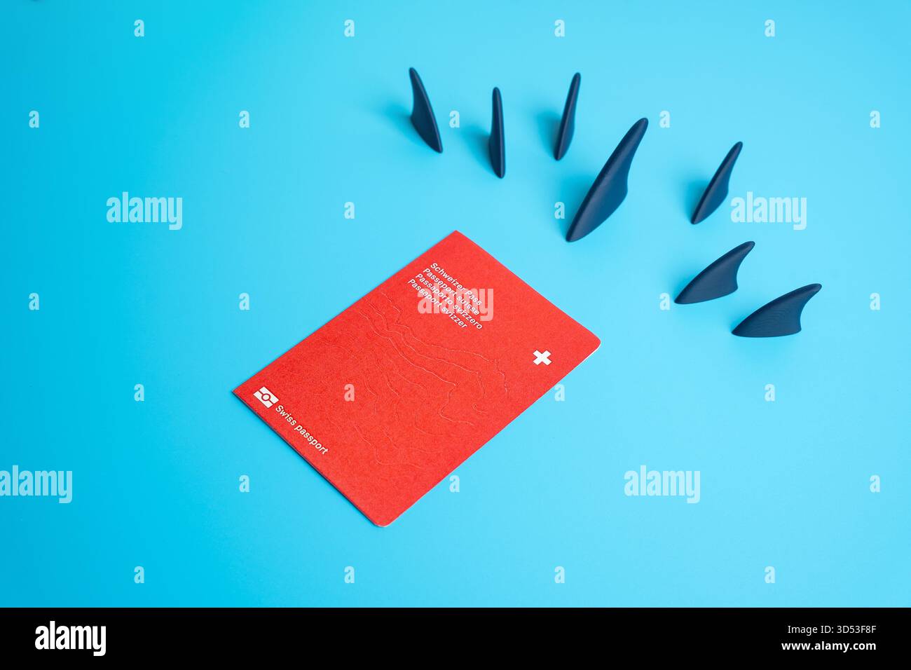 Il perseguimento della cittadinanza svizzera. Problema di migrazione. Requisiti elevati e burocrazia per la residenza. La politica dell'immigrazione, le tendenze migratorie europee e le sfide della cittadinanza. Foto Stock