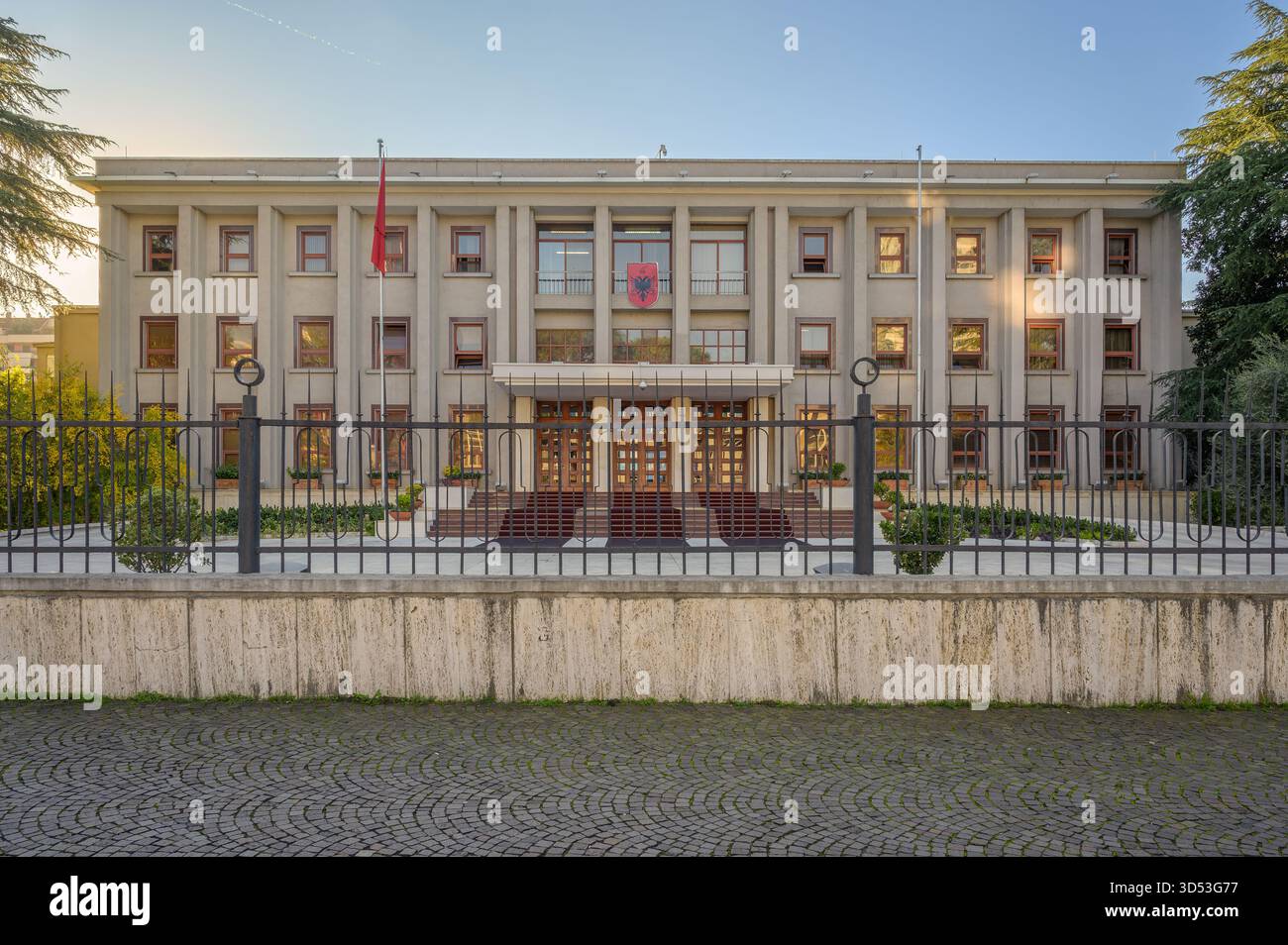 Immagine editoriale dell'edificio presidenziale a Tirana, Albania, scattata al tramonto il 12 novembre 2025. La scena mostra l'elegante facciata di Foto Stock