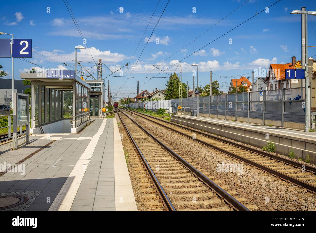 Neckarau, Germania - 17 luglio 2025: Stazione ferroviaria in Germania, Europa Foto Stock