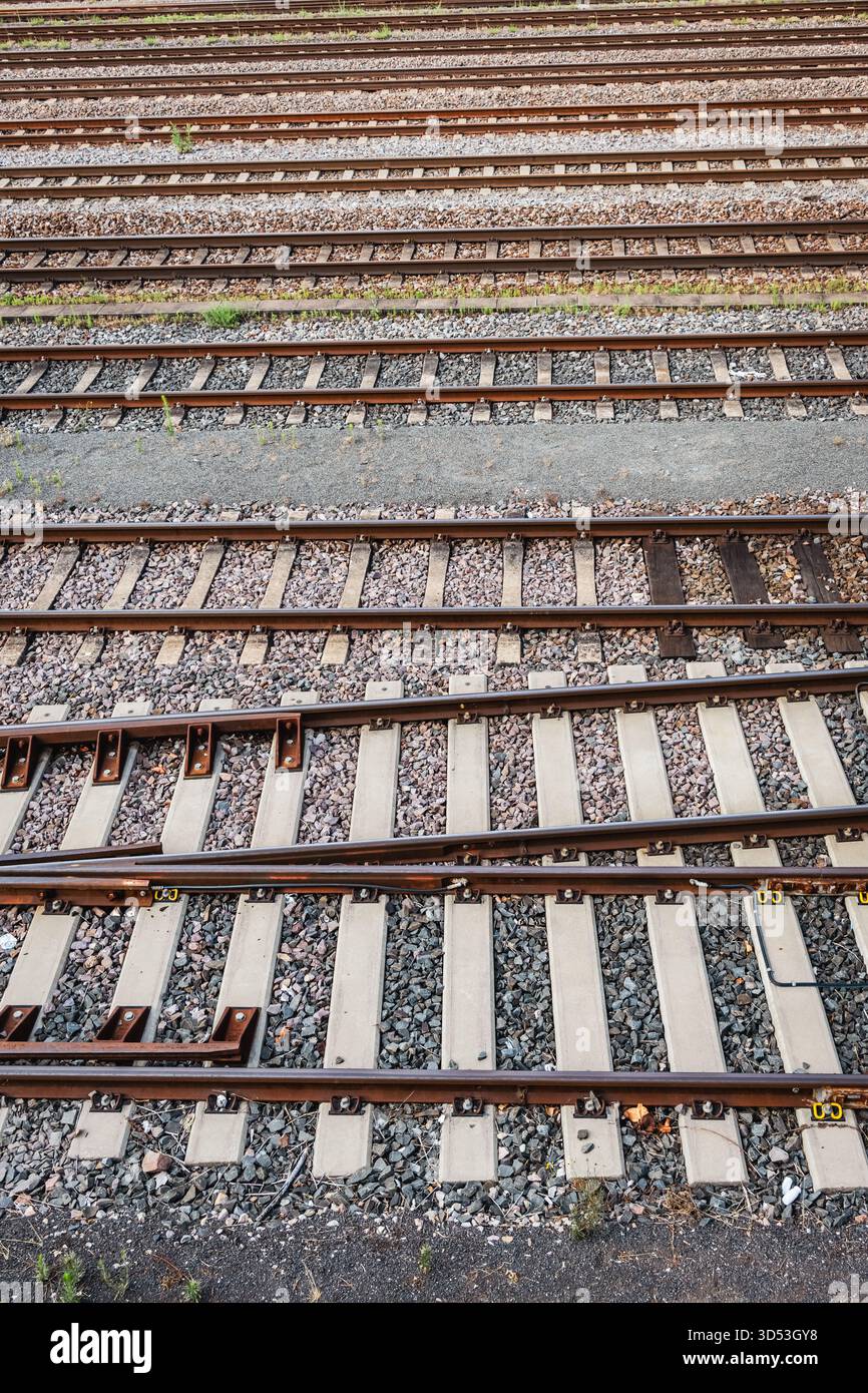 Dettaglio delle rotaie presso lo scalo di manovra e la stazione merci, in Europa Foto Stock