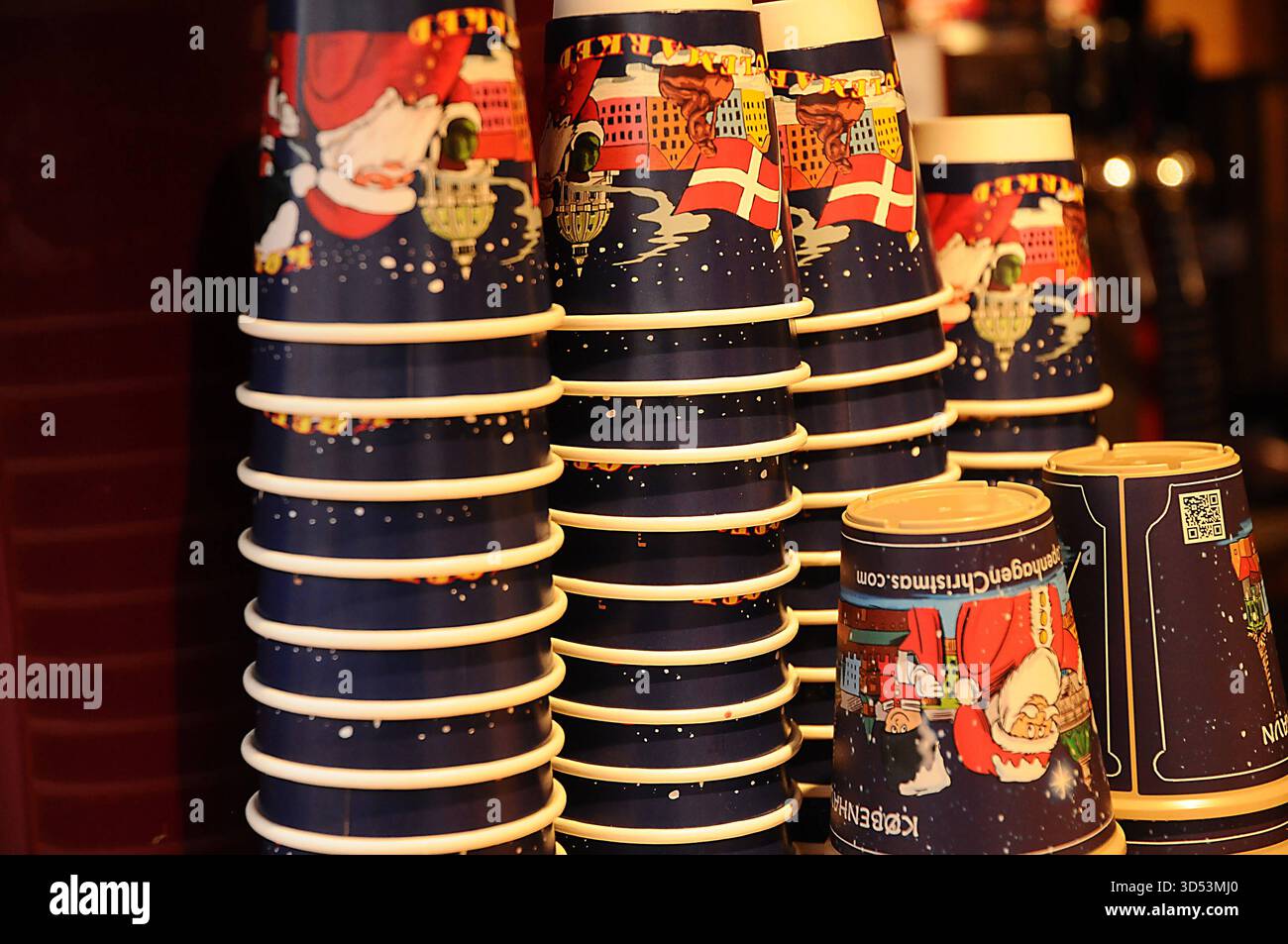 Copenaghen/Danimarca/ 13 .novembre 2025/i visitatori si godono al mercato dei battesimi, bevande, battesimi tedeschi, bevande calde e danishglgg mangiano sousage, cibo di natale e un cakeat hojbro plads nella capitale danese. Foto .Francis Joseph Dean/Dean Pictures/non per uso commerciale, editoriale per uso editoriale. Foto Stock
