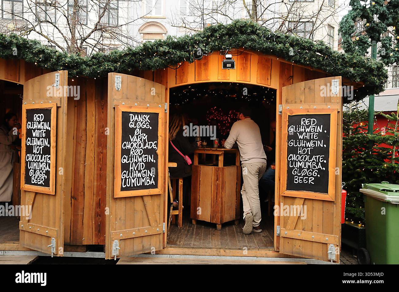 Copenaghen/Danimarca/ 13 .novembre 2025/i visitatori si godono al mercato dei battesimi, bevande, battesimi tedeschi, bevande calde e danishglgg mangiano sousage, cibo di natale e un cakeat hojbro plads nella capitale danese. Foto .Francis Joseph Dean/Dean Pictures/non per uso commerciale, editoriale per uso editoriale. Foto Stock