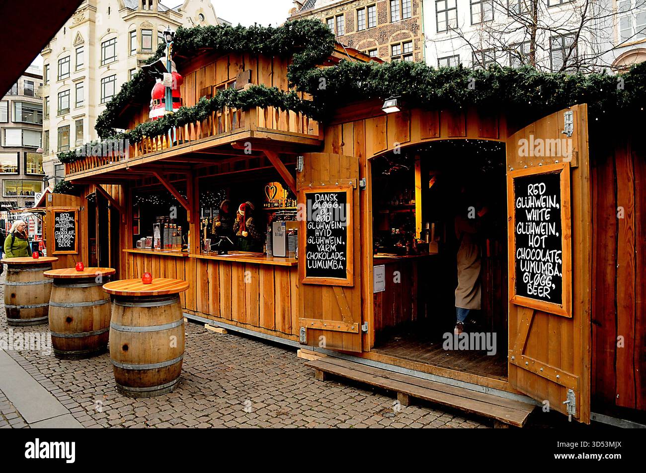 Copenaghen/Danimarca/ 13 .novembre 2025/i visitatori si godono al mercato dei battesimi, bevande, battesimi tedeschi, bevande calde e danishglgg mangiano sousage, cibo di natale e un cakeat hojbro plads nella capitale danese. Foto .Francis Joseph Dean/Dean Pictures/non per uso commerciale, editoriale per uso editoriale. Foto Stock