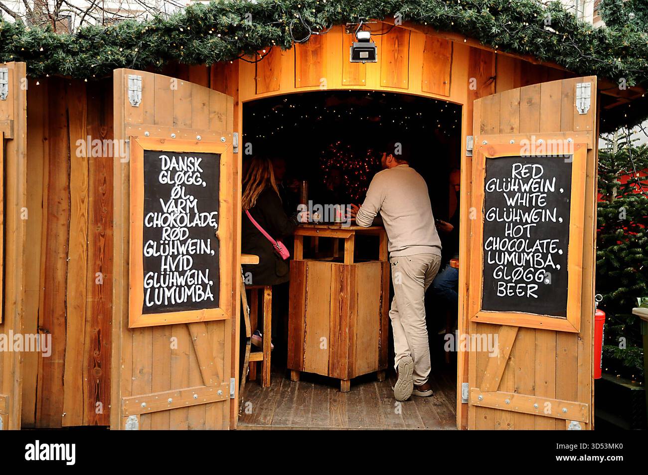 Copenaghen/Danimarca/ 13 .novembre 2025/i visitatori si godono al mercato dei battesimi, bevande, battesimi tedeschi, bevande calde e danishglgg mangiano sousage, cibo di natale e un cakeat hojbro plads nella capitale danese. Foto .Francis Joseph Dean/Dean Pictures/non per uso commerciale, editoriale per uso editoriale. Foto Stock