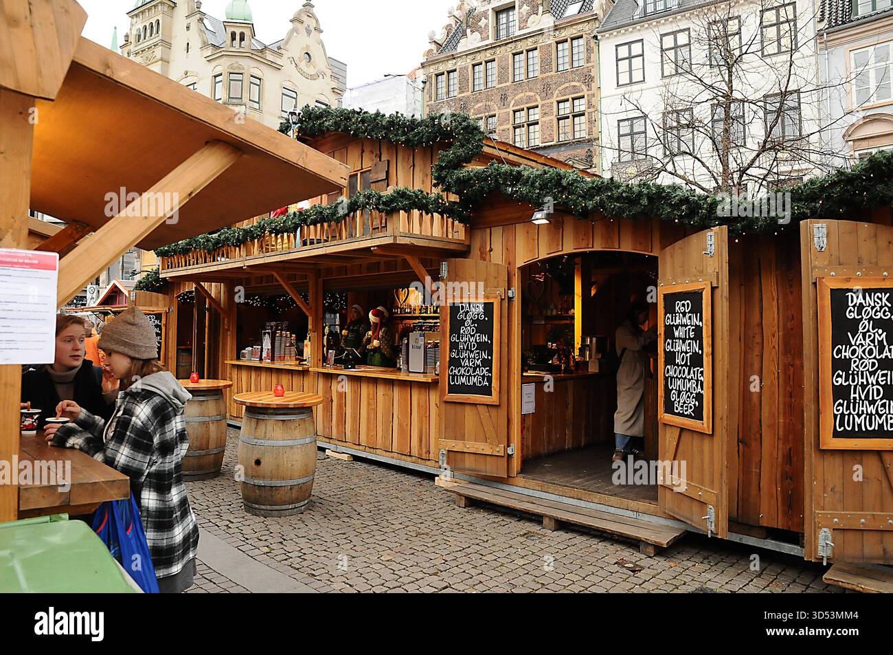 Copenaghen/Danimarca/ 13 .novembre 2025/i visitatori si godono al mercato dei battesimi, bevande, battesimi tedeschi, bevande calde e danishglgg mangiano sousage, cibo di natale e un cakeat hojbro plads nella capitale danese. Foto .Francis Joseph Dean/Dean Pictures/non per uso commerciale, editoriale per uso editoriale. Foto Stock