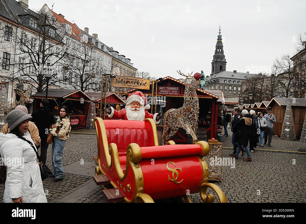 Copenaghen/Danimarca/ 13 .novembre 2025/i visitatori si godono al mercato dei battesimi, bevande, battesimi tedeschi, bevande calde e danishglgg mangiano sousage, cibo di natale e un cakeat hojbro plads nella capitale danese. Foto .Francis Joseph Dean/Dean Pictures/non per uso commerciale, editoriale per uso editoriale. Foto Stock