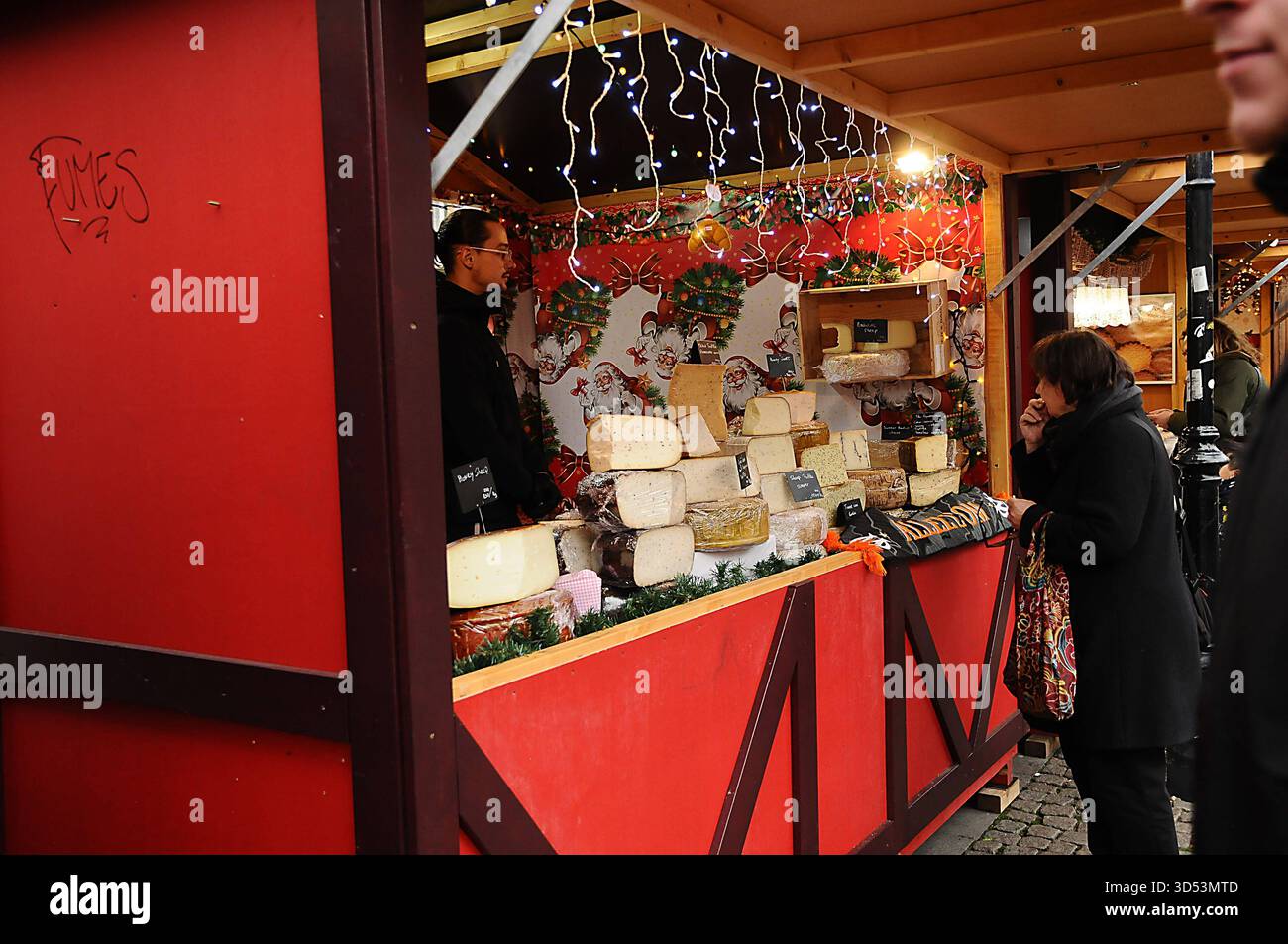 Copenaghen/Danimarca/ 13 .novembre 2025/i visitatori si godono al mercato dei battesimi, bevande, battesimi tedeschi, bevande calde e danishglgg mangiano sousage, cibo di natale e un cakeat hojbro plads nella capitale danese. Foto .Francis Joseph Dean/Dean Pictures/non per uso commerciale, editoriale per uso editoriale. Foto Stock