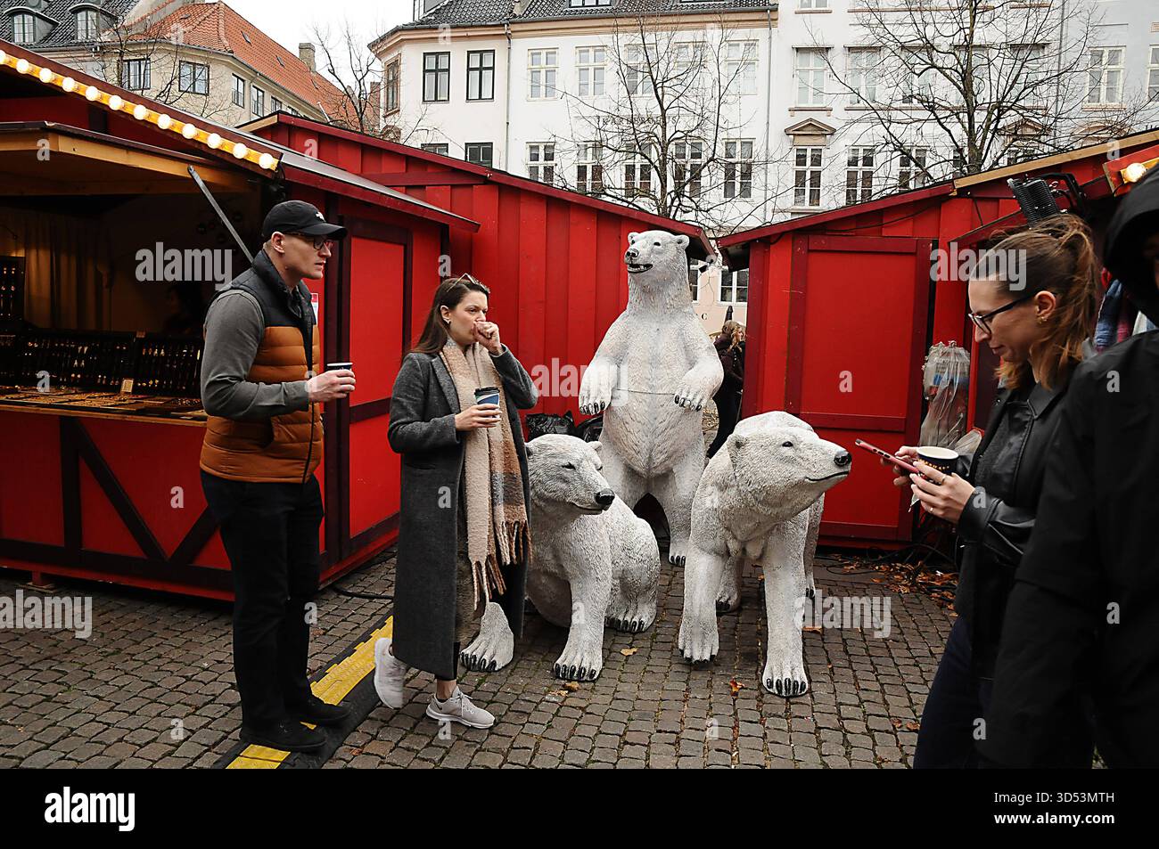 Copenaghen/Danimarca/ 13 .novembre 2025/i visitatori si godono al mercato dei battesimi, bevande, battesimi tedeschi, bevande calde e danishglgg mangiano sousage, cibo di natale e un cakeat hojbro plads nella capitale danese. Foto .Francis Joseph Dean/Dean Pictures/non per uso commerciale, editoriale per uso editoriale. Foto Stock