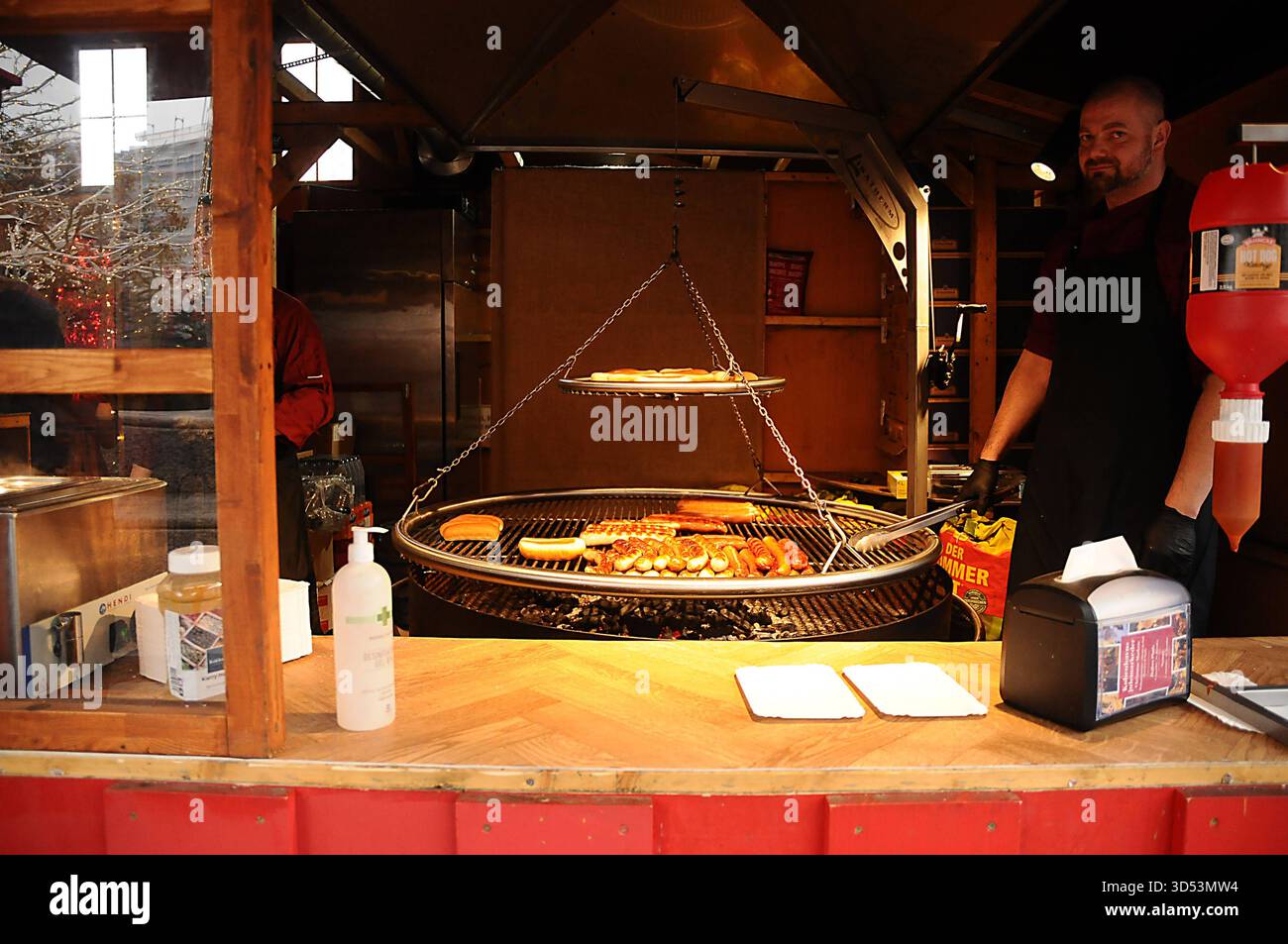 Copenaghen/Danimarca/ 13 .novembre 2025/i visitatori si godono al mercato dei battesimi, bevande, battesimi tedeschi, bevande calde e danishglgg mangiano sousage, cibo di natale e un cakeat hojbro plads nella capitale danese. Foto .Francis Joseph Dean/Dean Pictures/non per uso commerciale, editoriale per uso editoriale. Foto Stock