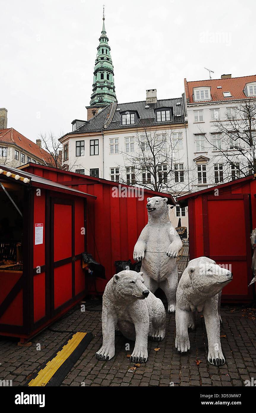 Copenaghen/Danimarca/ 13 .novembre 2025/i visitatori si godono al mercato dei battesimi, bevande, battesimi tedeschi, bevande calde e danishglgg mangiano sousage, cibo di natale e un cakeat hojbro plads nella capitale danese. Foto .Francis Joseph Dean/Dean Pictures/non per uso commerciale, editoriale per uso editoriale. Foto Stock