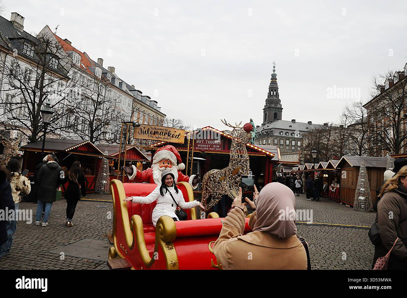 Copenaghen/Danimarca/ 13 .novembre 2025/i visitatori si godono al mercato dei battesimi, bevande, battesimi tedeschi, bevande calde e danishglgg mangiano sousage, cibo di natale e un cakeat hojbro plads nella capitale danese. Foto .Francis Joseph Dean/Dean Pictures/non per uso commerciale, editoriale per uso editoriale. Foto Stock