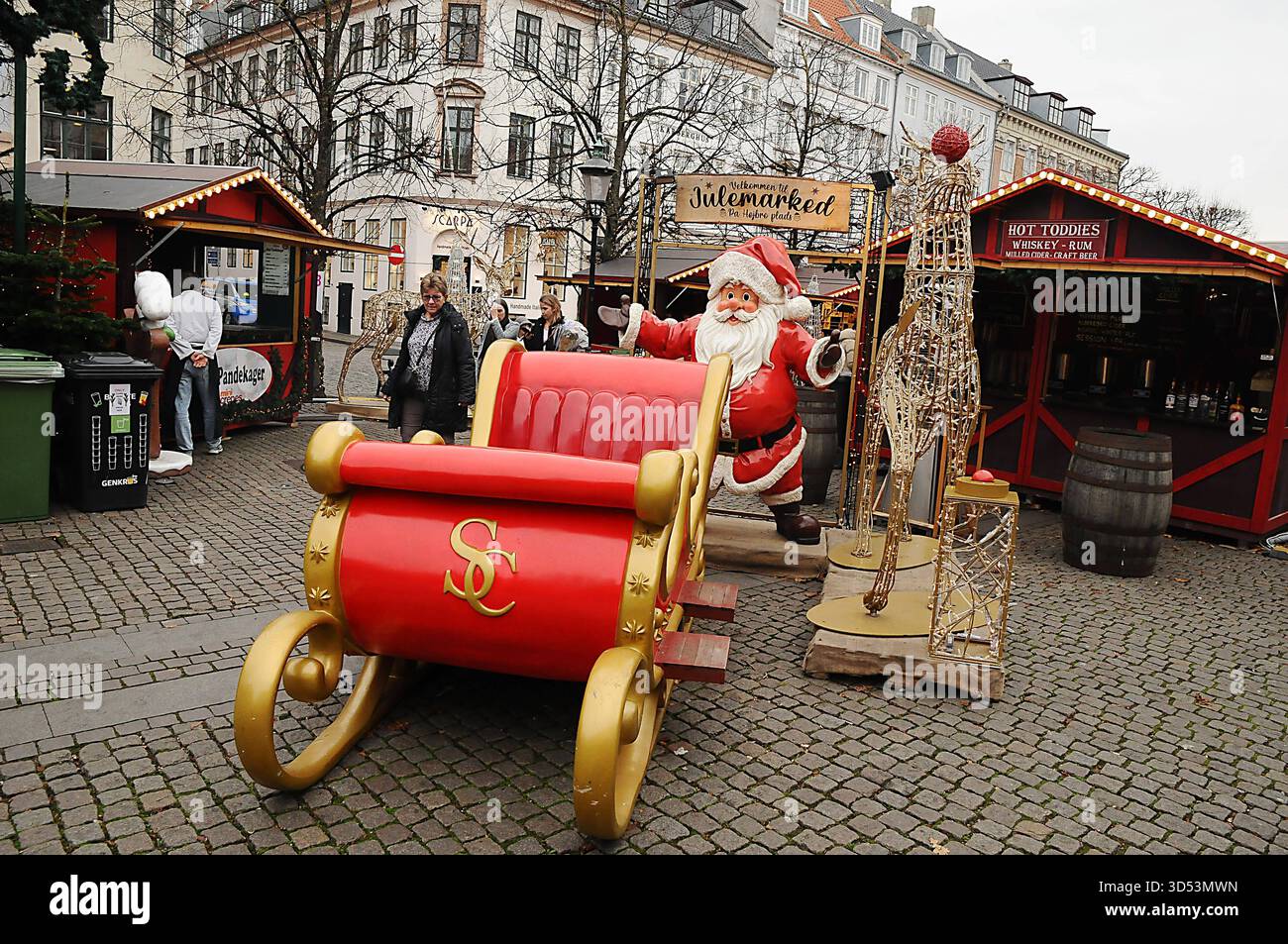 Copenaghen/Danimarca/ 13 .novembre 2025/i visitatori si godono al mercato dei battesimi, bevande, battesimi tedeschi, bevande calde e danishglgg mangiano sousage, cibo di natale e un cakeat hojbro plads nella capitale danese. Foto .Francis Joseph Dean/Dean Pictures/non per uso commerciale, editoriale per uso editoriale. Foto Stock