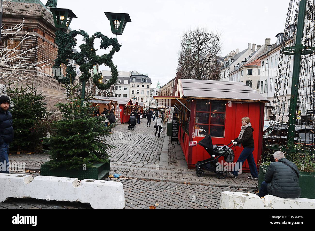 Copenaghen/Danimarca/ 13 .novembre 2025/i visitatori si godono al mercato dei battesimi, bevande, battesimi tedeschi, bevande calde e danishglgg mangiano sousage, cibo di natale e un cakeat hojbro plads nella capitale danese. Foto .Francis Joseph Dean/Dean Pictures/non per uso commerciale, editoriale per uso editoriale. Foto Stock