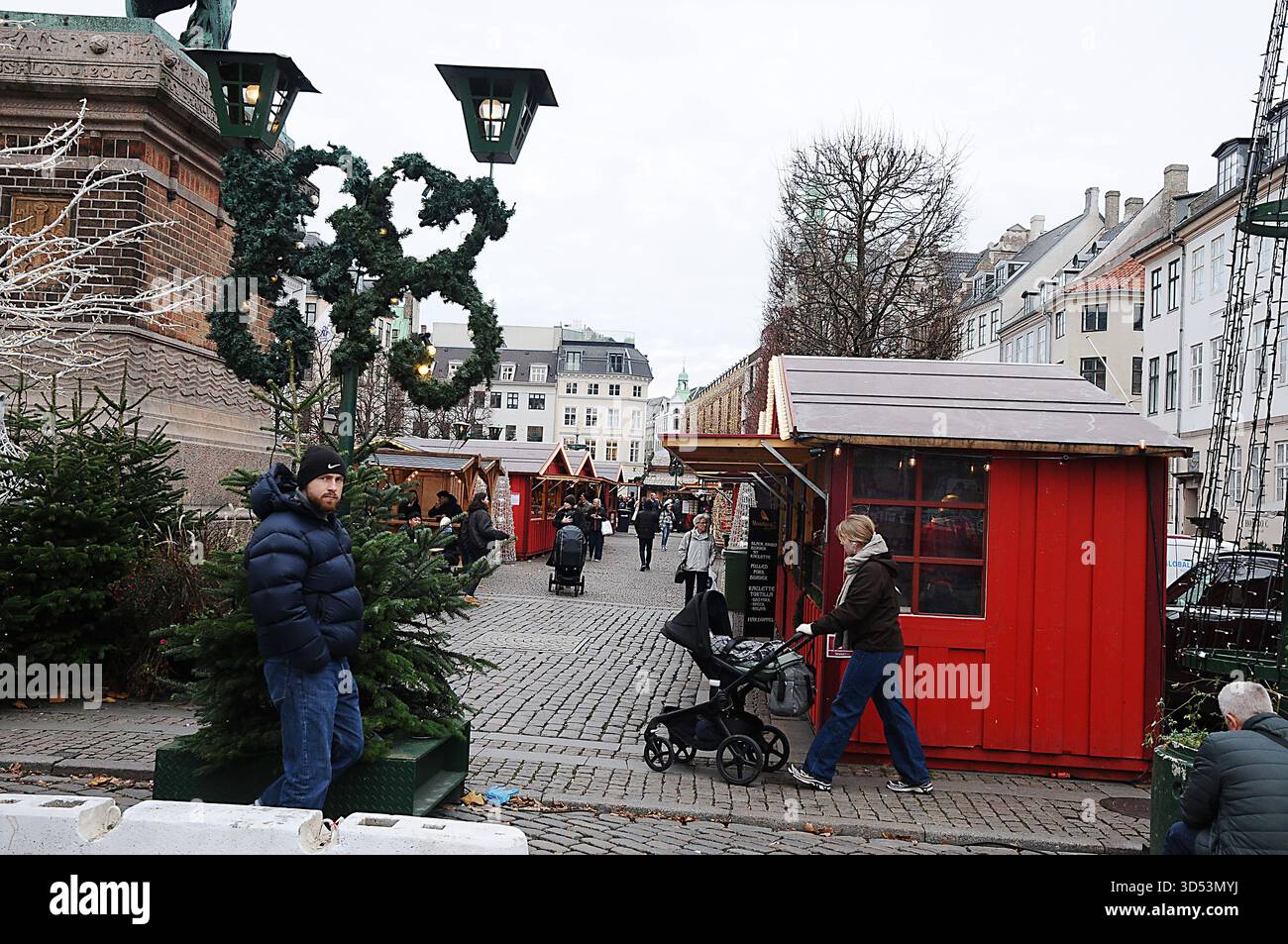 Copenaghen/Danimarca/ 13 .novembre 2025/i visitatori si godono al mercato dei battesimi, bevande, battesimi tedeschi, bevande calde e danishglgg mangiano sousage, cibo di natale e un cakeat hojbro plads nella capitale danese. Foto .Francis Joseph Dean/Dean Pictures/non per uso commerciale, editoriale per uso editoriale. Foto Stock