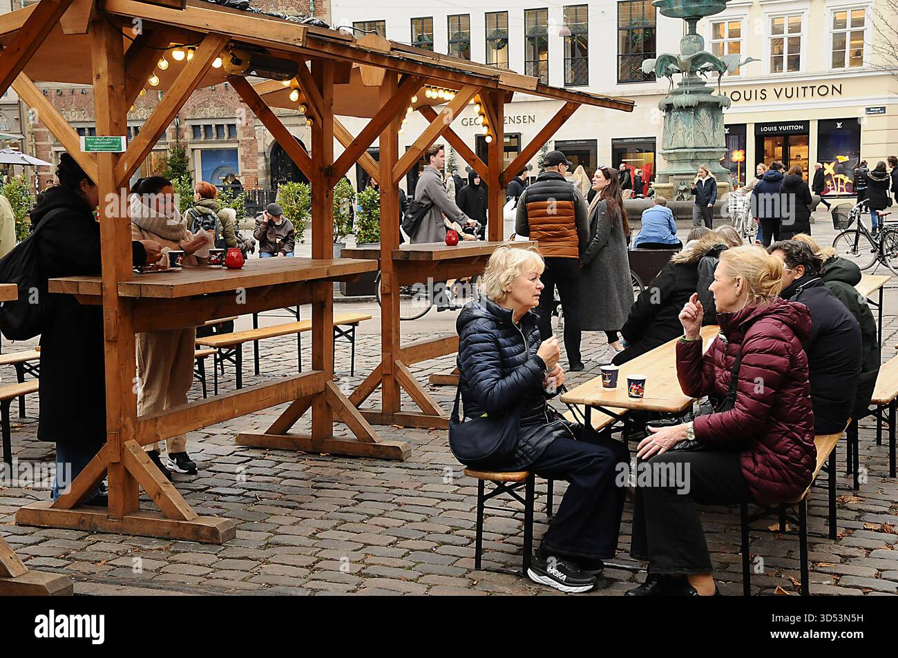 Copenaghen/Danimarca/ 13 .novembre 2025/i visitatori si godono al mercato dei battesimi, bevande, battesimi tedeschi, bevande calde e danishglgg mangiano sousage, cibo di natale e un cakeat hojbro plads nella capitale danese. Foto .Francis Joseph Dean/Dean Pictures/non per uso commerciale, editoriale per uso editoriale. Foto Stock