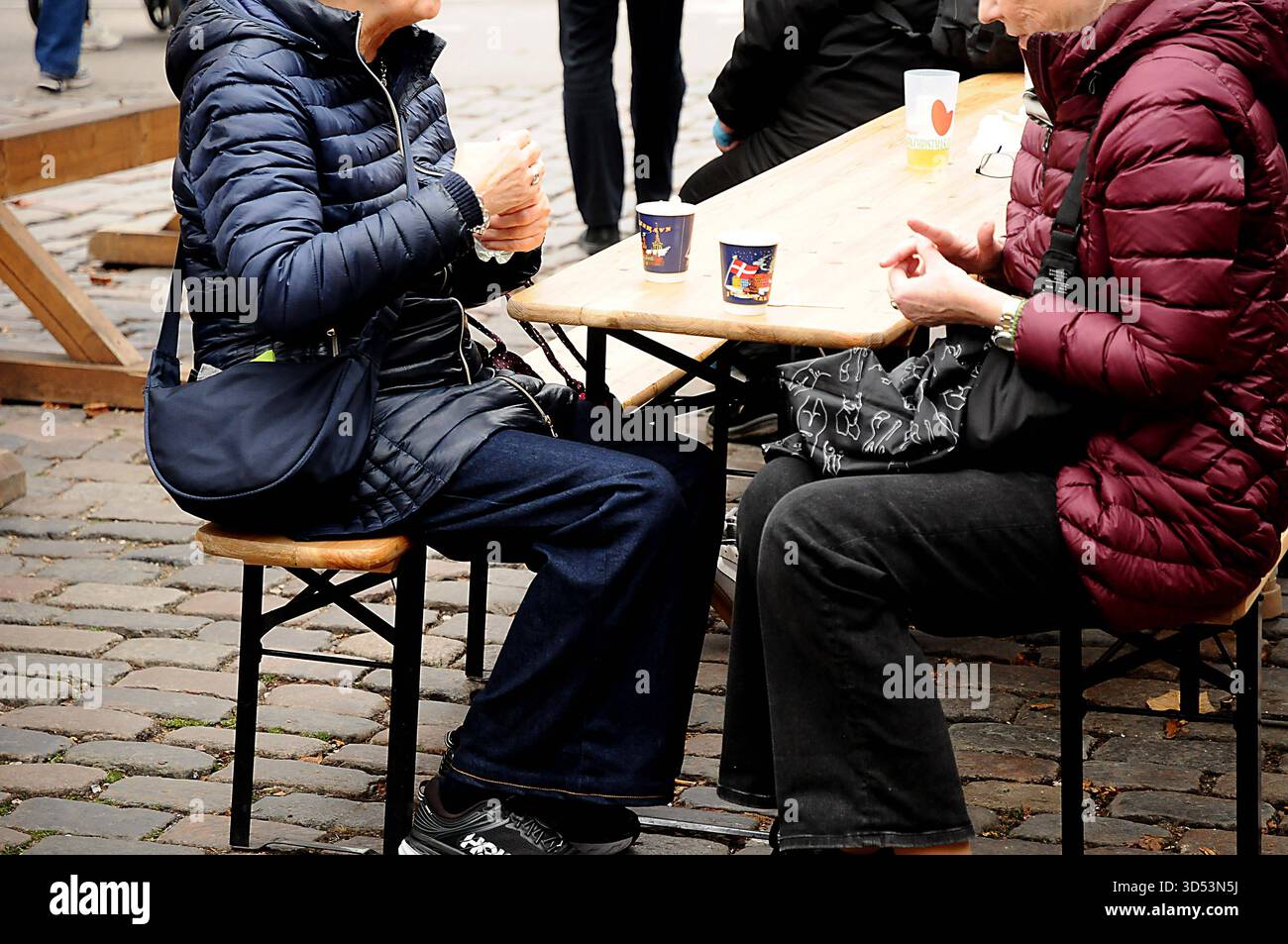 Copenaghen/Danimarca/ 13 .novembre 2025/i visitatori si godono al mercato dei battesimi, bevande, battesimi tedeschi, bevande calde e danishglgg mangiano sousage, cibo di natale e un cakeat hojbro plads nella capitale danese. Foto .Francis Joseph Dean/Dean Pictures/non per uso commerciale, editoriale per uso editoriale. Foto Stock