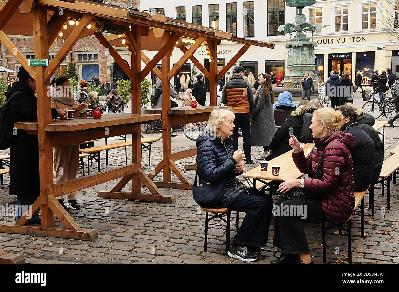 Copenaghen/Danimarca/ 13 .novembre 2025/i visitatori si godono al mercato dei battesimi, bevande, battesimi tedeschi, bevande calde e danishglgg mangiano sousage, cibo di natale e un cakeat hojbro plads nella capitale danese. Foto .Francis Joseph Dean/Dean Pictures/non per uso commerciale, editoriale per uso editoriale. Foto Stock