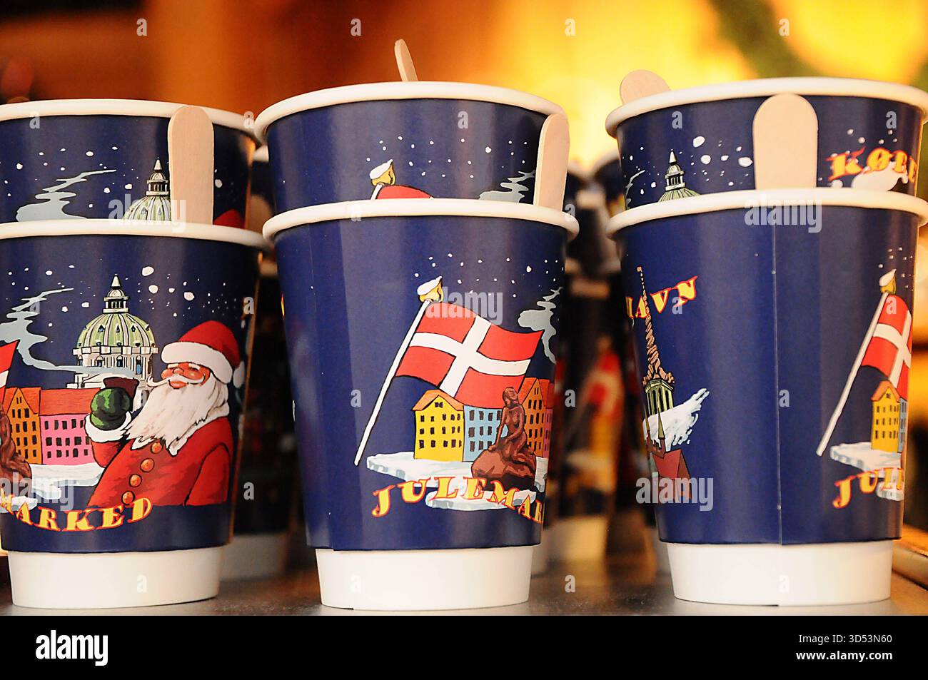 Copenaghen/Danimarca/ 13 .novembre 2025/i visitatori si godono al mercato dei battesimi, bevande, battesimi tedeschi, bevande calde e danishglgg mangiano sousage, cibo di natale e un cakeat hojbro plads nella capitale danese. Foto .Francis Joseph Dean/Dean Pictures/non per uso commerciale, editoriale per uso editoriale. Foto Stock