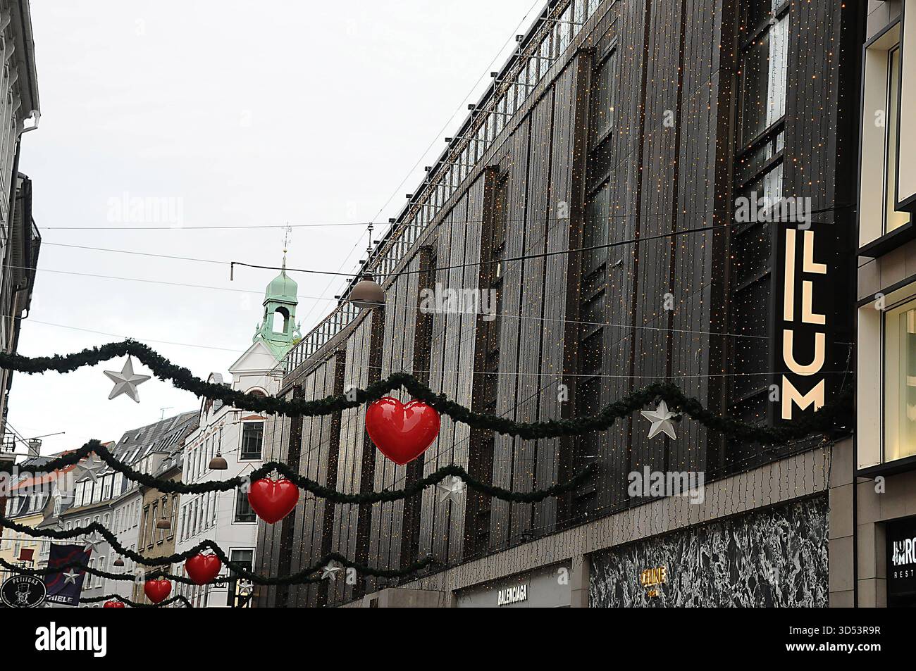 Copenaghen/Danimarca/ 13 .novembre 2025/i visitatori si godono al mercato dei battesimi, bevande, battesimi tedeschi, bevande calde e danishglgg mangiano sousage, cibo di natale e un cakeat hojbro plads nella capitale danese. Foto .Francis Joseph Dean/Dean Pictures/non per uso commerciale, editoriale per uso editoriale. Foto Stock