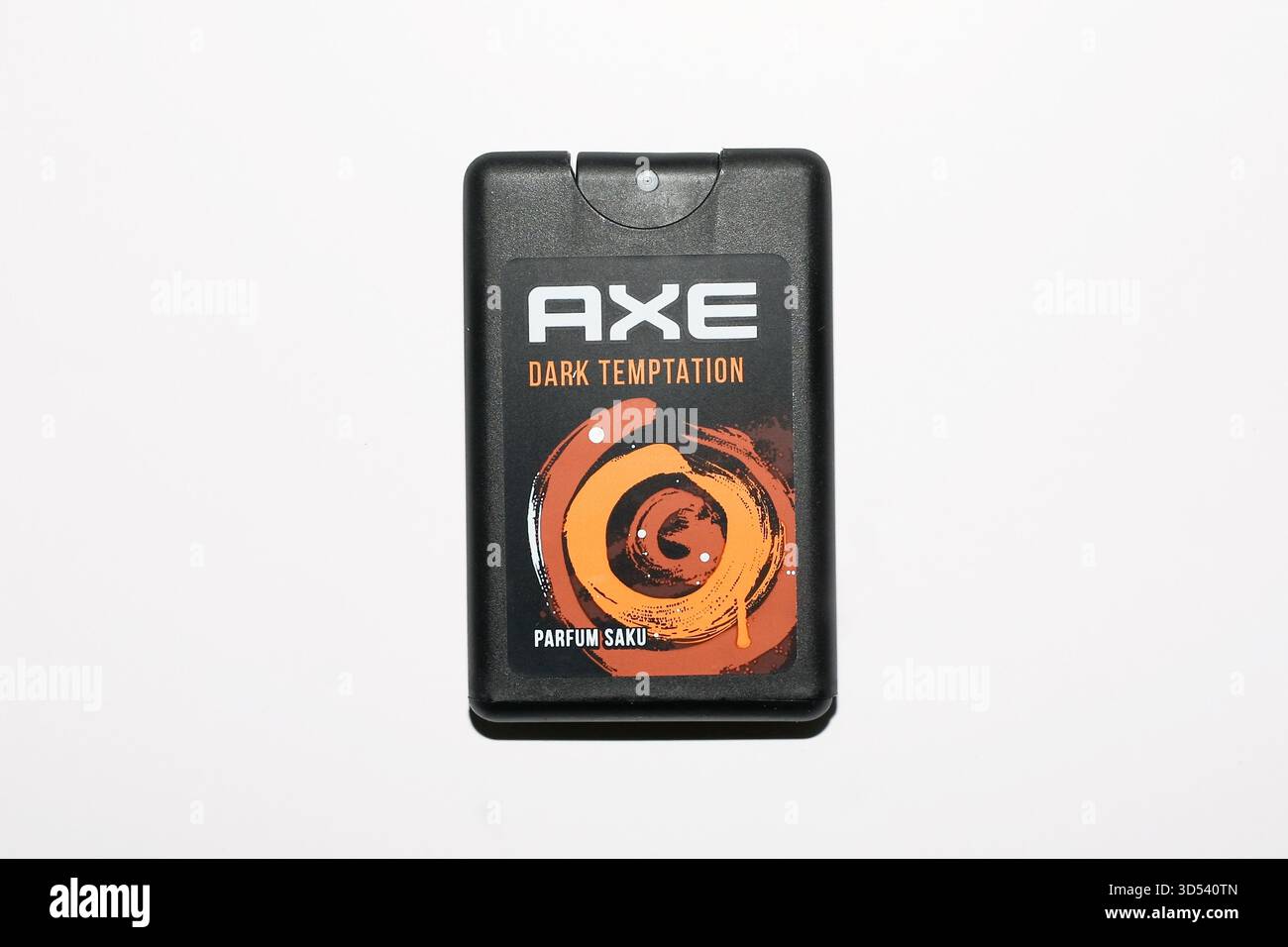 Primo piano di Axe Dark Temptation Pocket profumo nebulizzato isolato su sfondo bianco Foto Stock