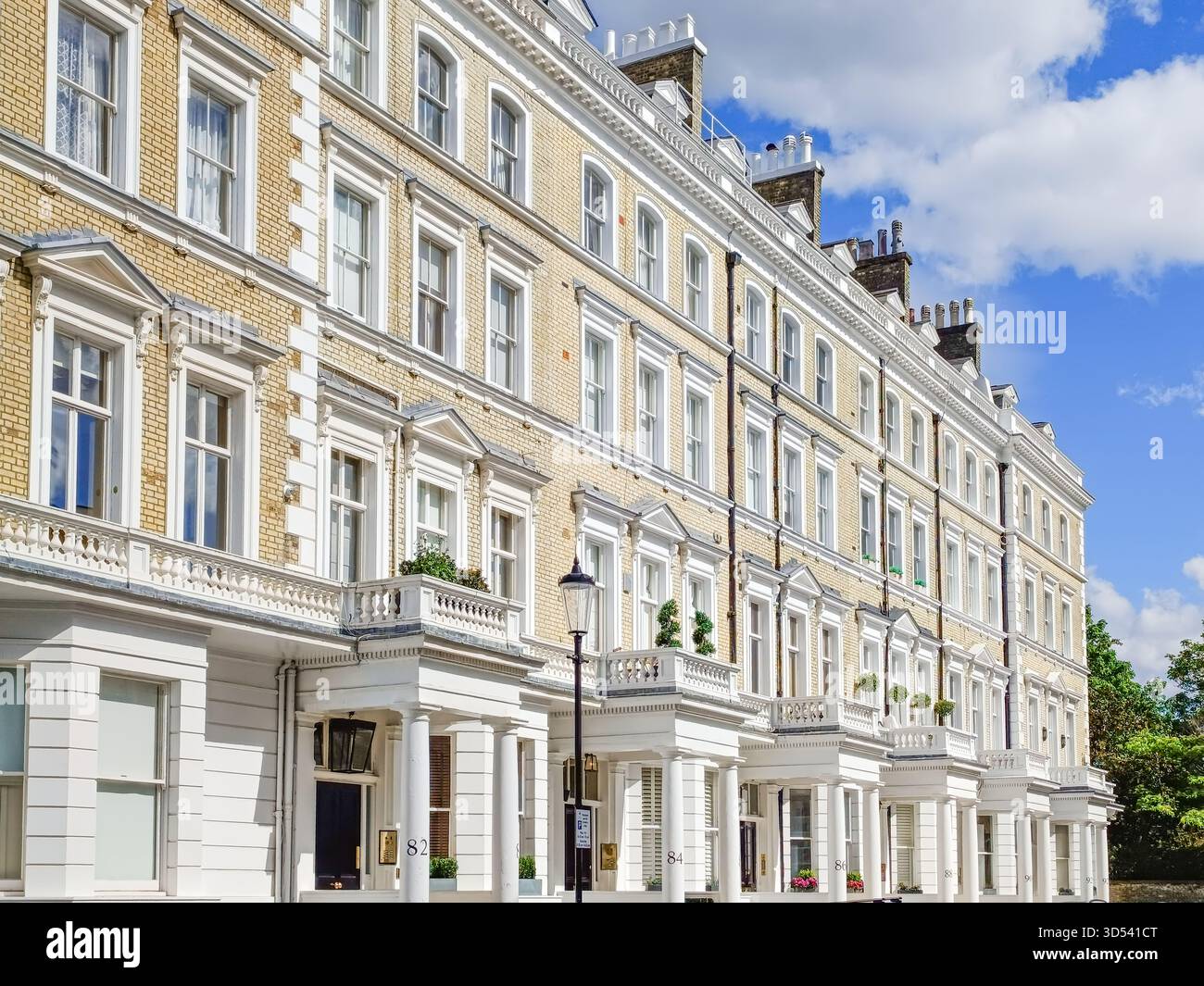 Eleganti case vittoriane a schiera di Londra con facciate bianche stucco Foto Stock