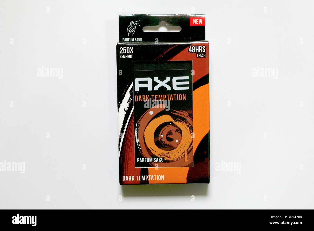 Primo piano una confezione di spray per il corpo Axe Dark Temptation Pocket con profumo spray isolato su sfondo bianco Foto Stock