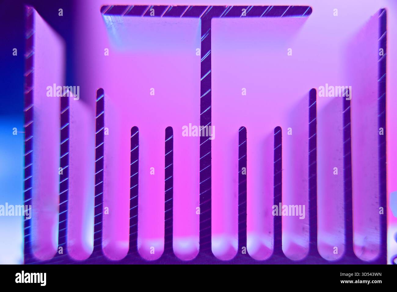 Le forme geometriche sono visualizzate in una sfumatura di rosa e viola, con linee verticali nitide che creano un motivo simmetrico. Foto Stock