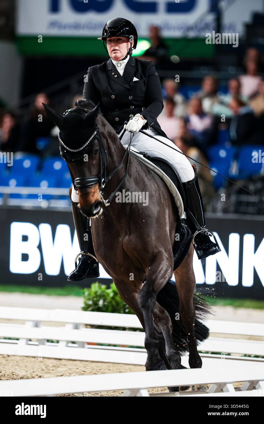 Tina von Briel su Tallahassee (RZ Frese Immenhoefe) Dressage Cup della compagnia iWEST Dressage Intermediate i Kuer esame finale Baden-Württemberg GER, Stoccarda German Masters 2025, 39° Torneo Equestre Internazionale, 13 novembre 2025 foto Foto Stock
