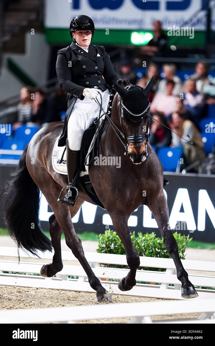 Tina von Briel su Tallahassee (RZ Frese Immenhoefe) Dressage Cup della compagnia iWEST Dressage Intermediate i Kür esame finale Baden-Württemberg GER, Stoccarda German Masters 2025, 39° Torneo Equestre Internazionale, 13 novembre 2025 foto Foto Stock