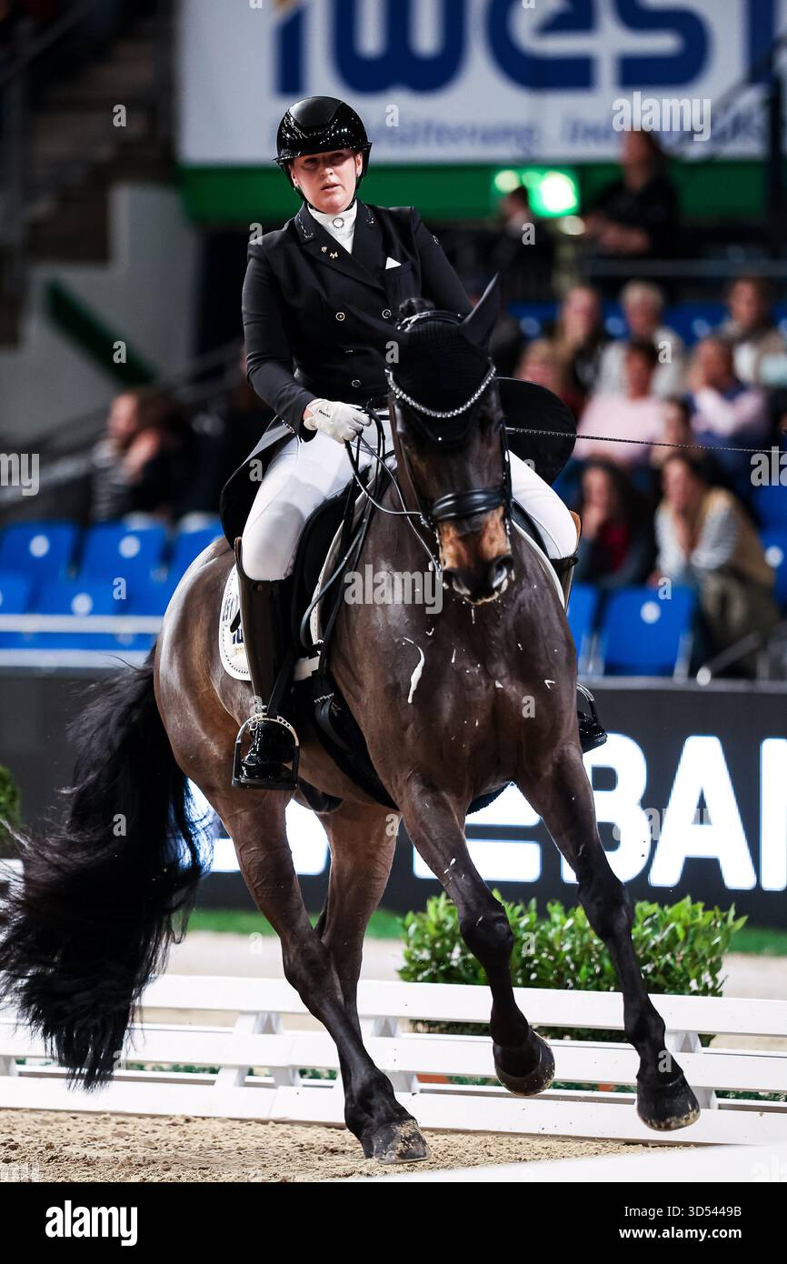 Tina von Briel su Tallahassee (RZ Frese Immenhoefe) Dressage Cup della compagnia iWEST Dressage Intermediate i Kuer esame finale Baden-Württemberg GER, Stoccarda German Masters 2025, 39° Torneo Equestre Internazionale, 11/13/2025 foto: Eibne Foto Stock