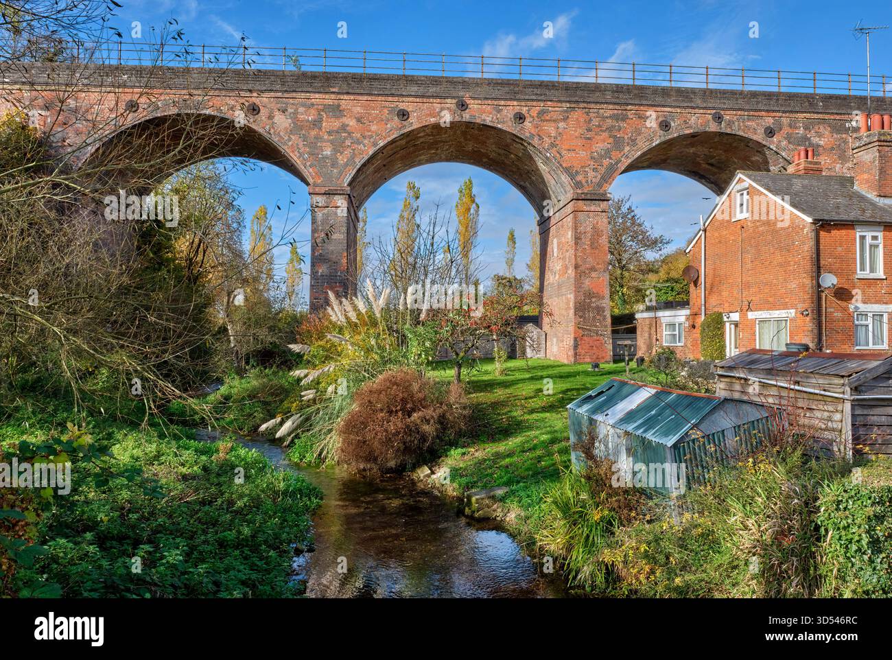 Viadotto ferroviario che attraversa Pillhill Brook. Abbotts Ann, Andover, Hampshire, Inghilterra. Foto Stock