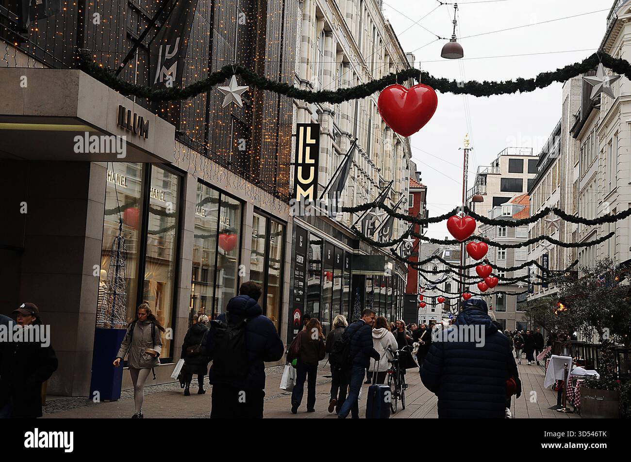 Copenaghen/Danimarca/ 13 .novembre 2025/i visitatori si godono al mercato dei battesimi, bevande, battesimi tedeschi, bevande calde e danishglgg mangiano sousage, cibo di natale e un cakeat hojbro plads nella capitale danese. Foto .Francis Joseph Dean/Dean Pictures/non per uso commerciale, editoriale per uso editoriale. Foto Stock