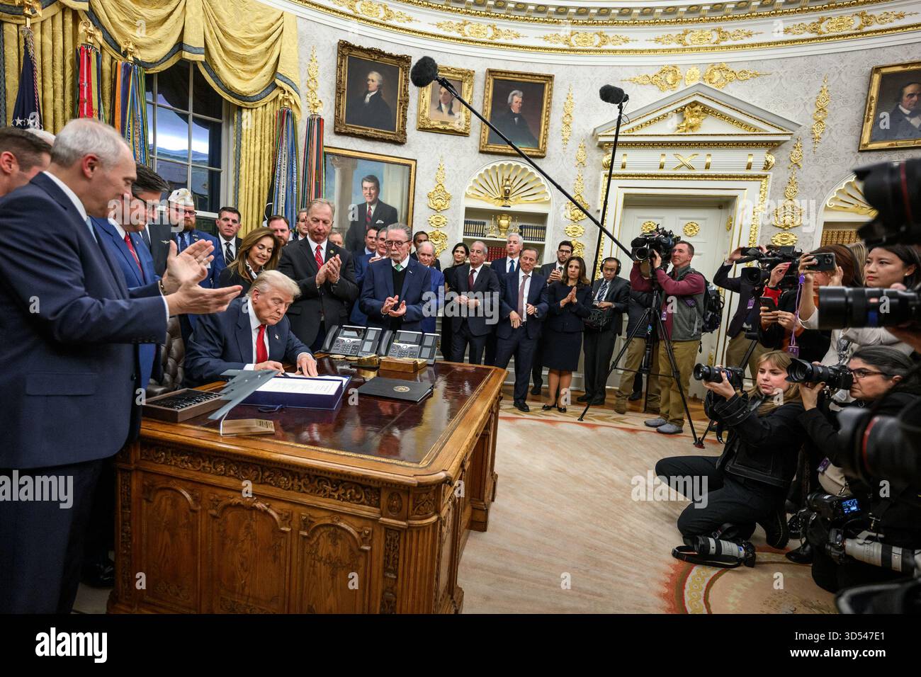 Il presidente Donald Trump firma la legge di finanziamento del Congresso che riapre il governo mercoledì 12 novembre 2025 presso l'Ufficio ovale. (Foto ufficiale della Casa Bianca di Joyce N. Boghosian) Foto Stock