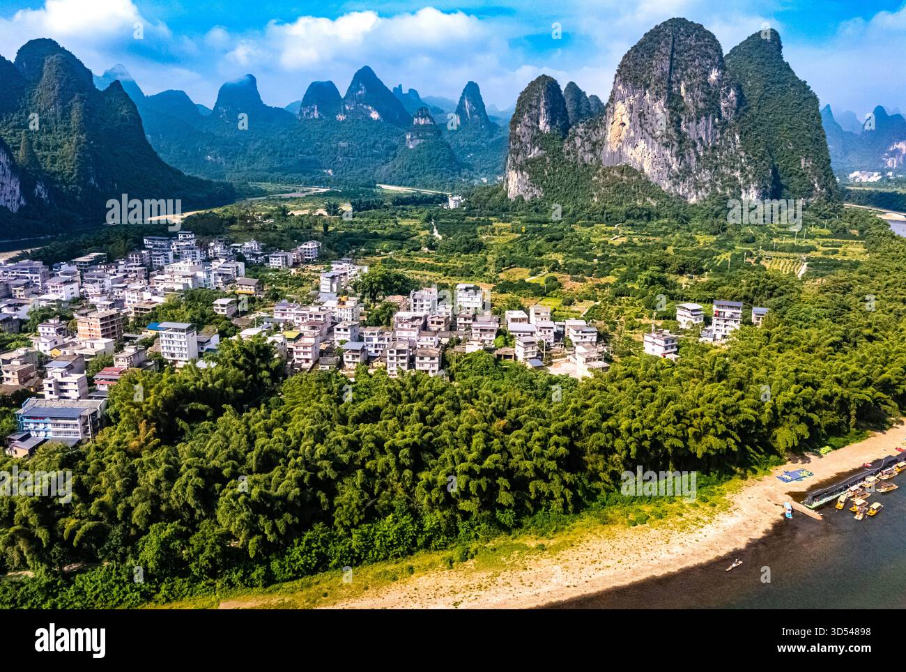 Vista del fiume li con le cime carsiche dell'antica città di Xingping nella regione del Guangxi, Cina Foto Stock