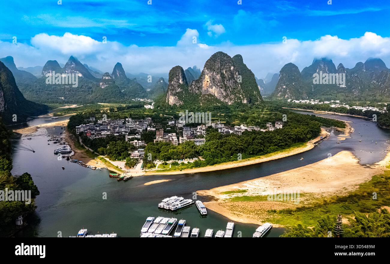 Vista del fiume li con le cime carsiche dell'antica città di Xingping nella regione del Guangxi, Cina Foto Stock