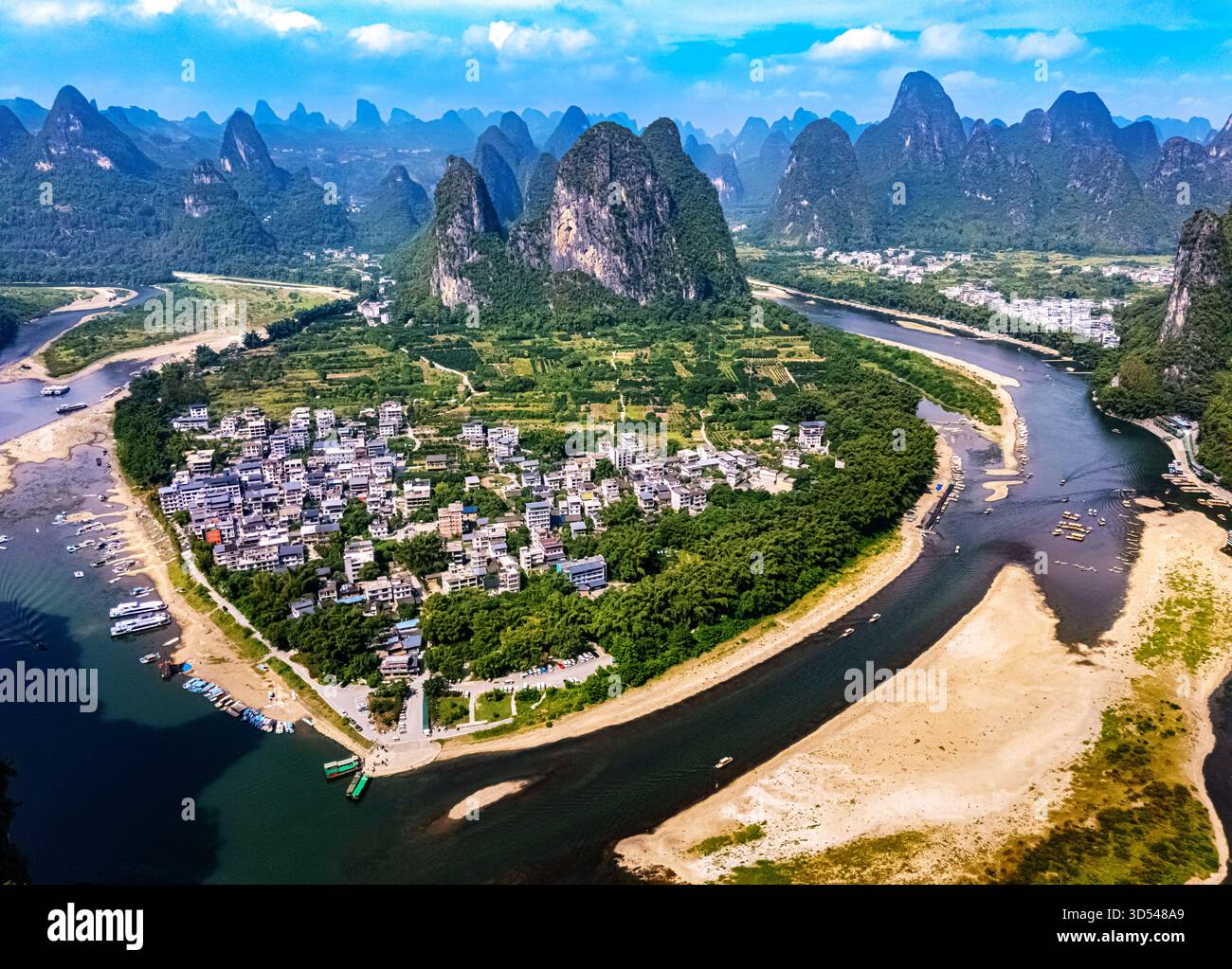 Vista del fiume li con le cime carsiche dell'antica città di Xingping nella regione del Guangxi, Cina Foto Stock