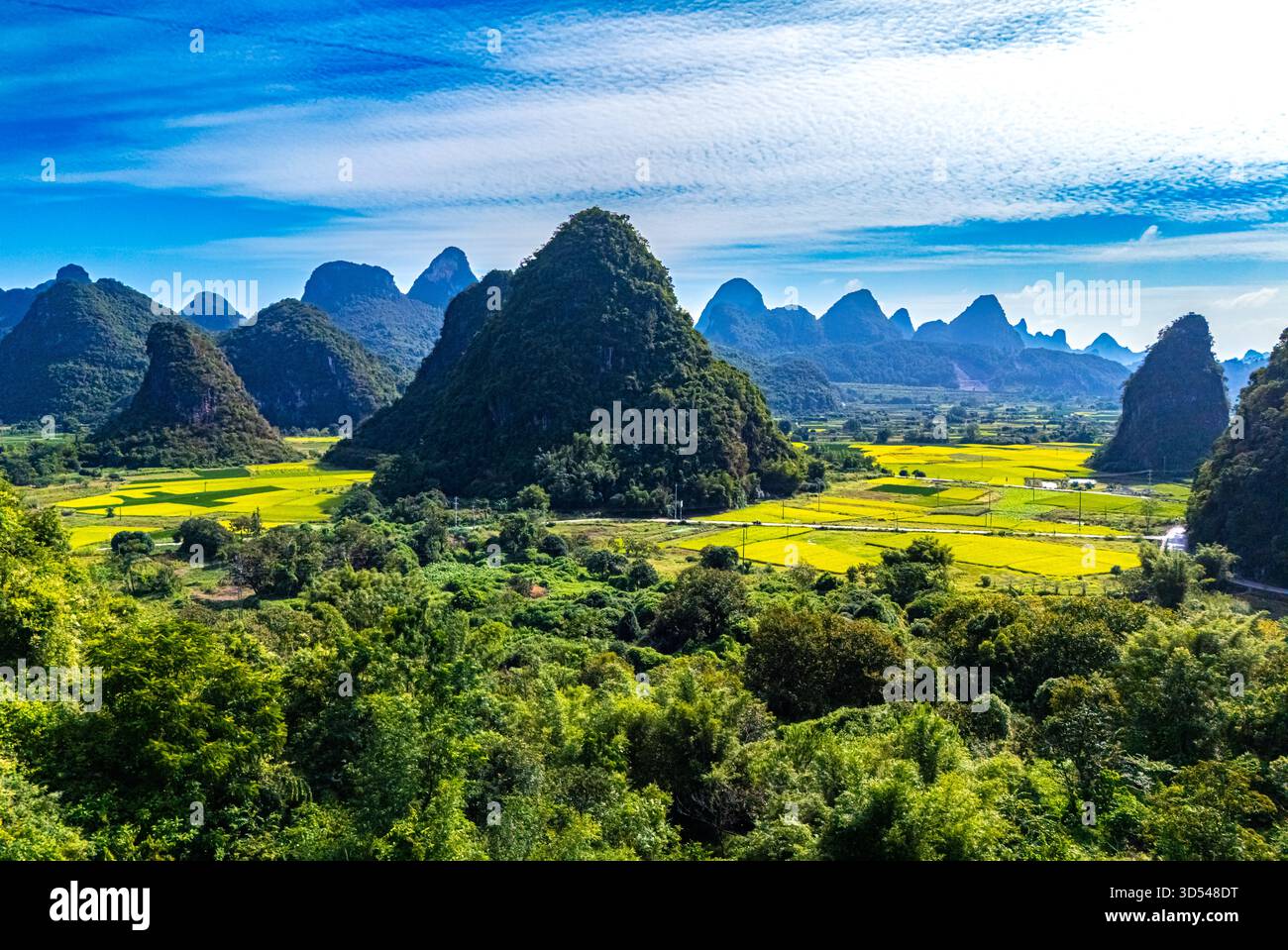 Vista aerea delle vette carsiche sul fiume Jinbao vicino a Yangshuo nella regione del Guangxi, Cina Foto Stock