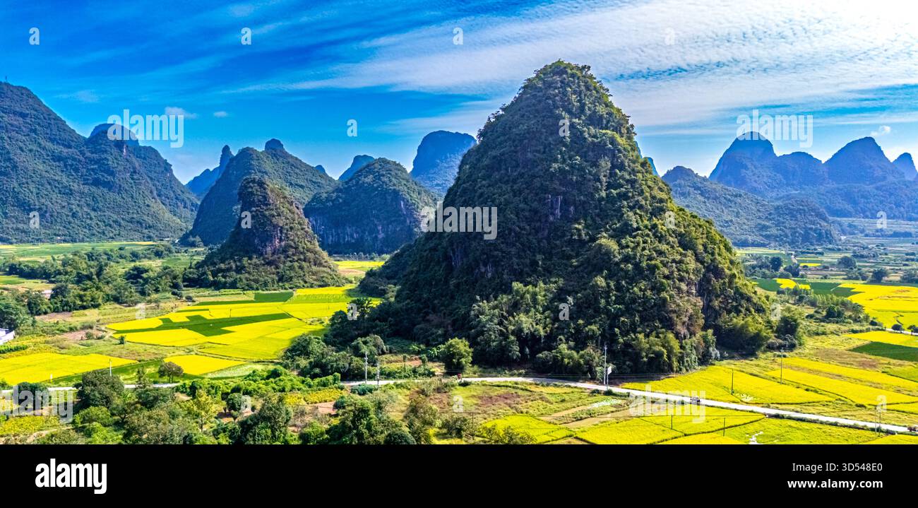Vista aerea delle vette carsiche sul fiume Jinbao vicino a Yangshuo nella regione del Guangxi, Cina Foto Stock