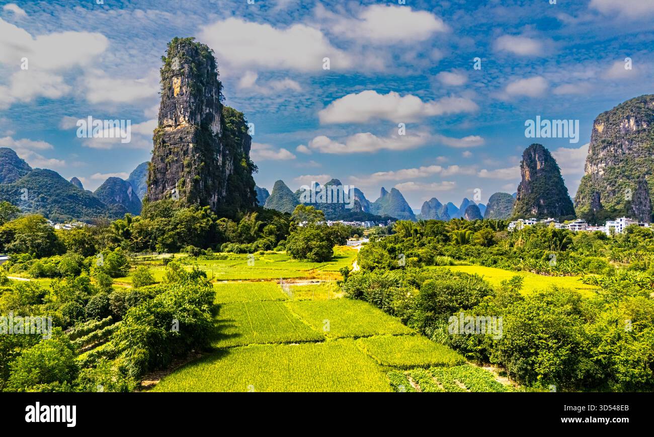 Vista aerea delle vette carsiche sul fiume Yulong vicino a Yangshuo nella regione del Guangxi, Cina Foto Stock