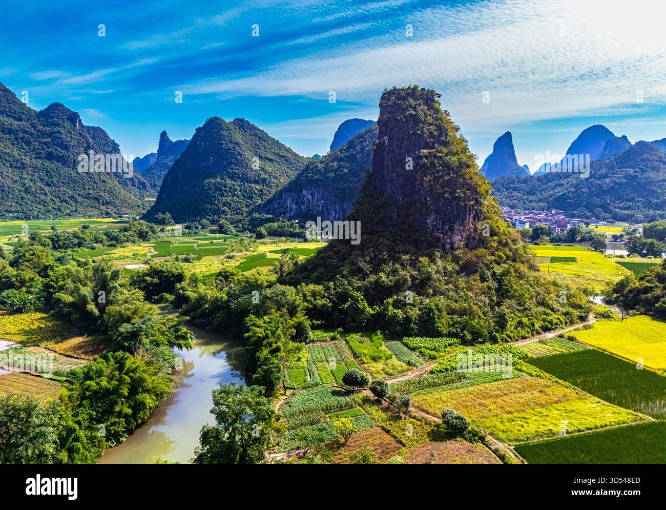 Vista aerea delle vette carsiche sul fiume Jinbao vicino a Yangshuo nella regione del Guangxi, Cina Foto Stock