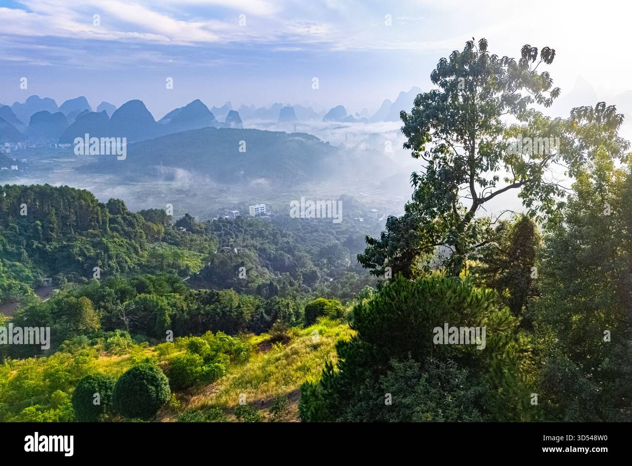 Vista del paesaggio vicino a Yangshuo nella regione del Guangxi, Cina Foto Stock