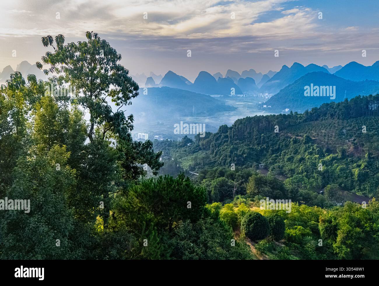 Vista del paesaggio vicino a Yangshuo nella regione del Guangxi, Cina Foto Stock