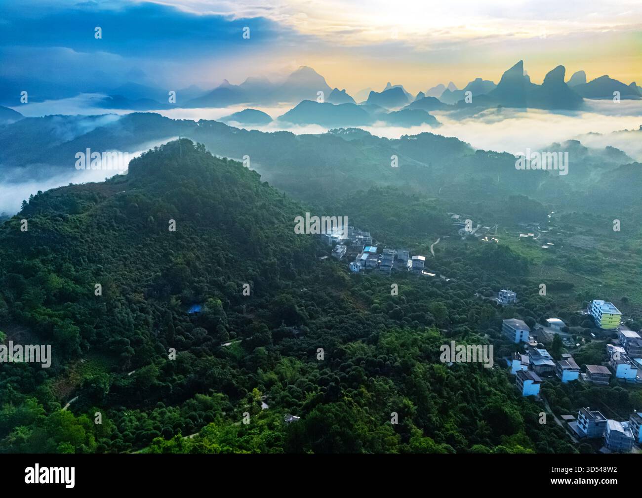 Vista del paesaggio vicino a Yangshuo nella regione del Guangxi, Cina Foto Stock