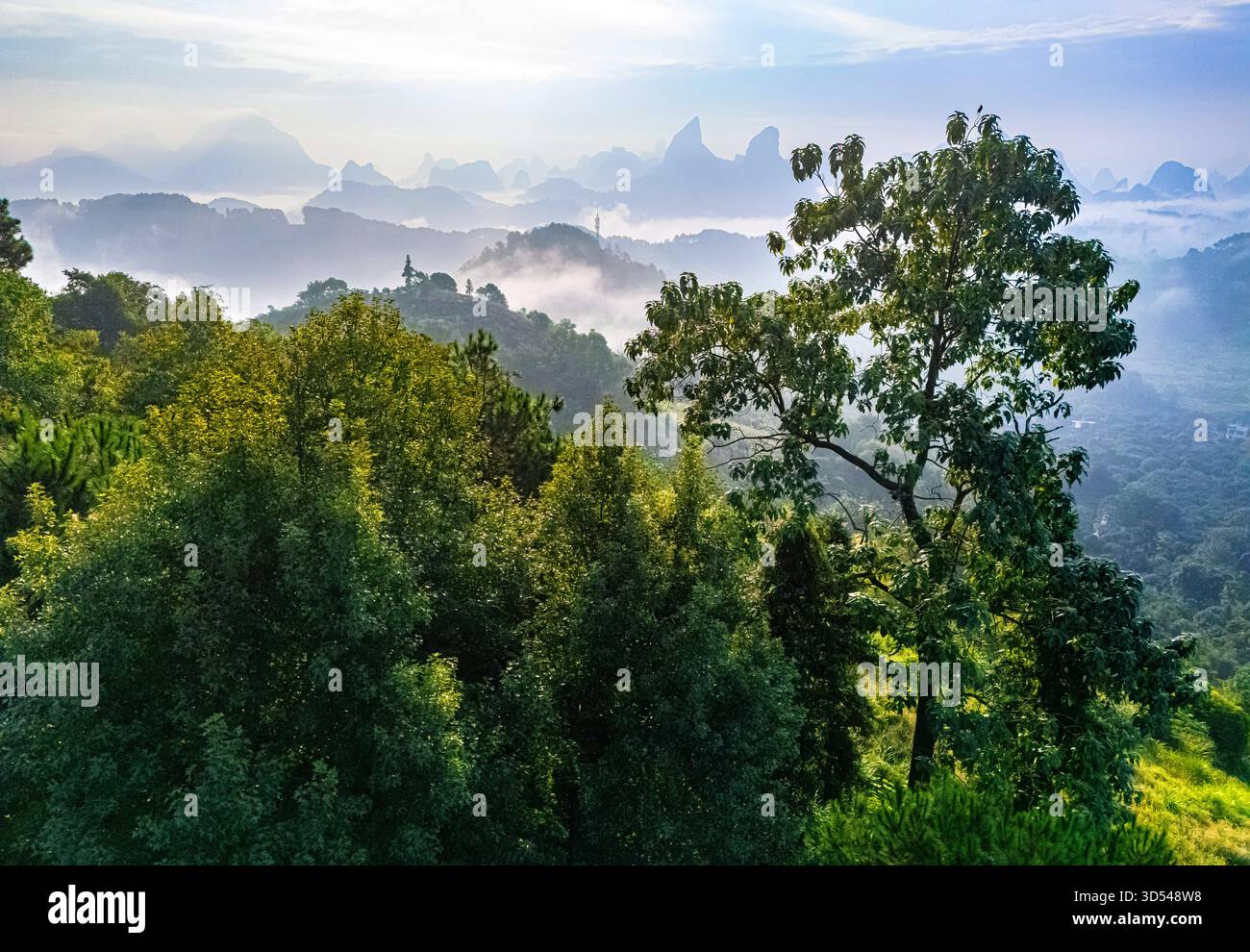 Vista del paesaggio vicino a Yangshuo nella regione del Guangxi, Cina Foto Stock
