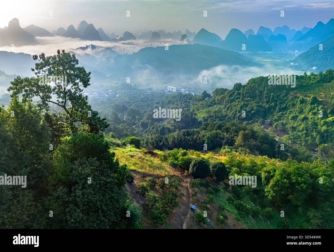 Vista del paesaggio vicino a Yangshuo nella regione del Guangxi, Cina Foto Stock
