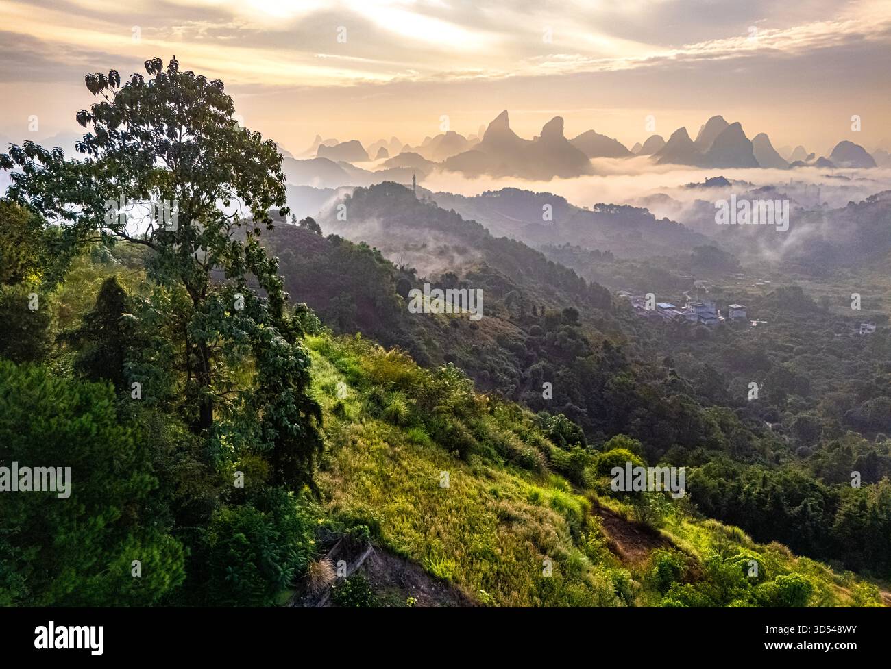 Vista del paesaggio vicino a Yangshuo nella regione del Guangxi, Cina Foto Stock