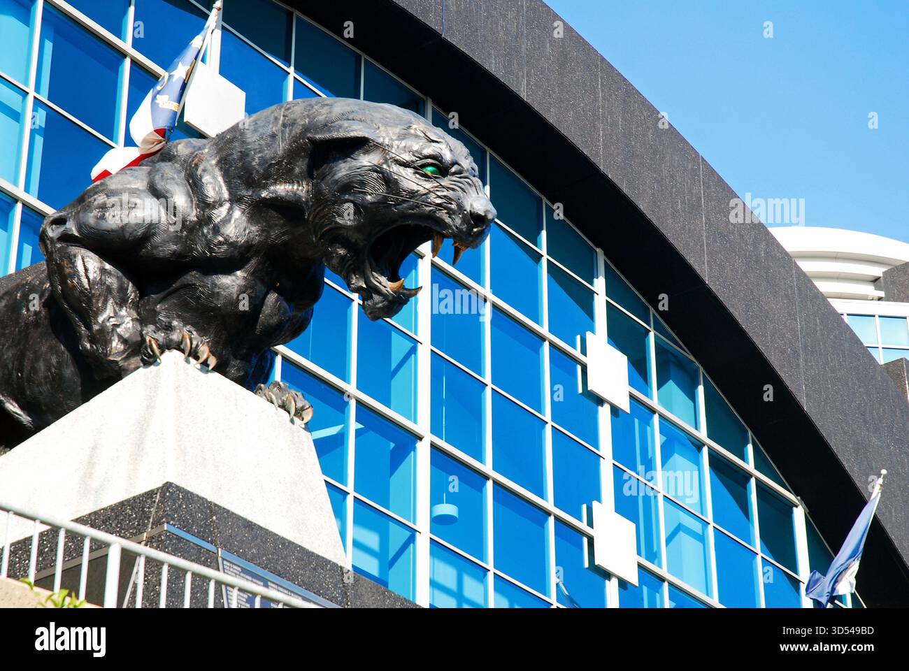 Una scultura di un feroce felino bianco si trova fuori dal Bank of America Stadium, sede della squadra di football dei Carolina Panthers Foto Stock